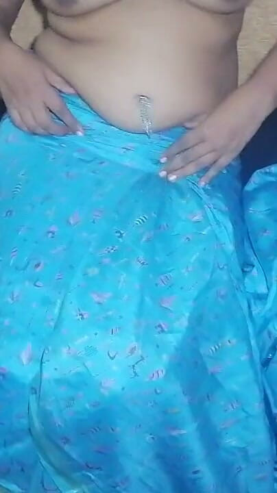 Tina Baby: Servitoare desi îmbrăcată cu sari de sârmă a sedus