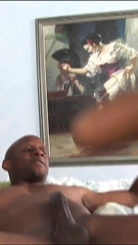 Sexy zwarte tiener melodie tot een orgasme gebracht door stiefvader met enorme lul
