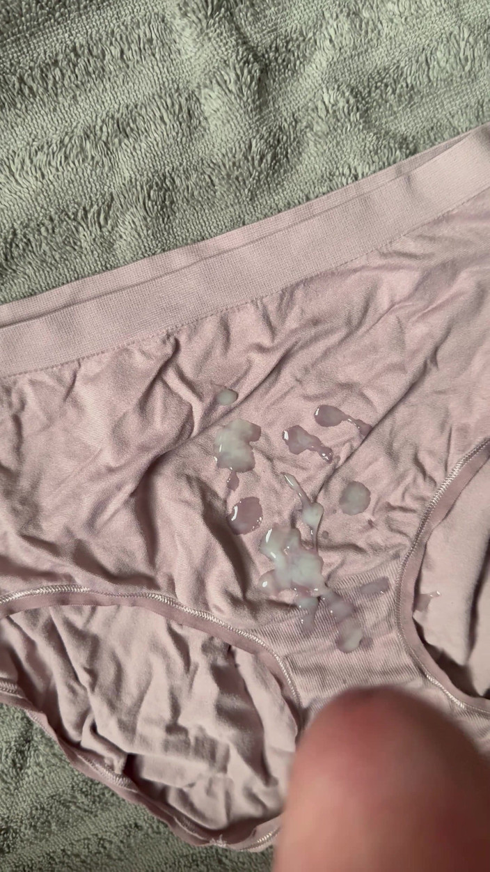 CumDaily: Pancutan mani pada seluar dalam isteri 8