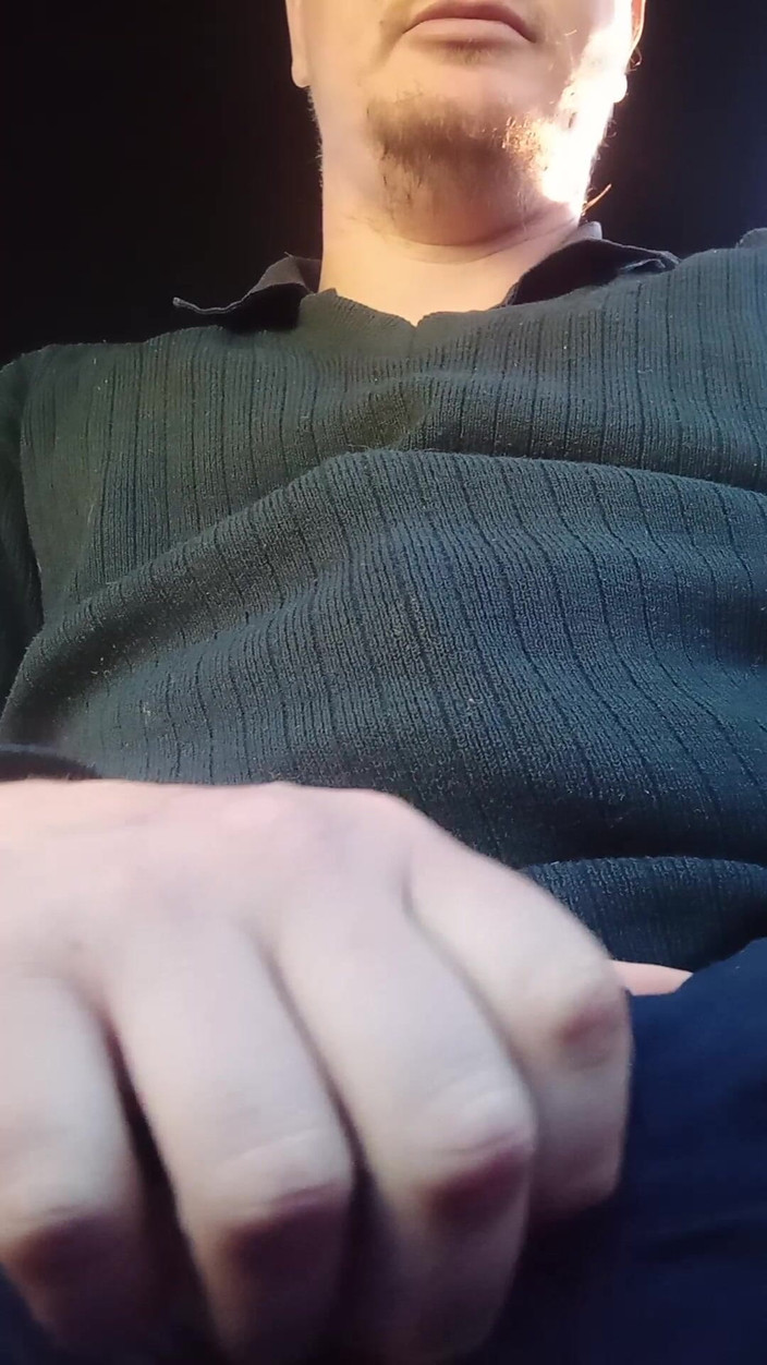 Playtimestudio18: Yaramaz yarak iş yerinde ovuyor ve edepsizce konuşuyor