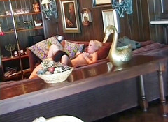 Alfacontent: Neodolatelná blonďatá kočička jezdí na milencově péru na gauči