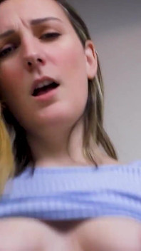 Clara te usa como su muñeca de follar - Clara dee en primer plano, vaquera y negación de semen