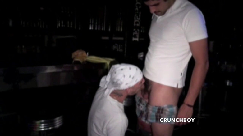 STRAIGHT BOY CURIOUS: Barman seksi dikongkek pelanggan di bar
