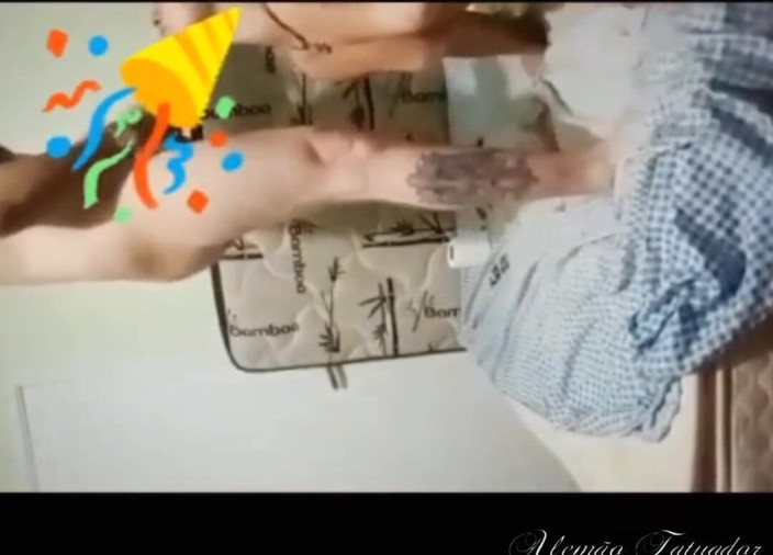 Amador: Anggota bomba Polemika Redhead menunjukkan cara memadamkan api wanita kepada...