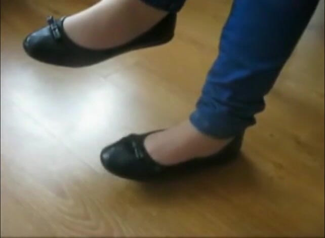 Foot Girls: Crushing small soldier toy