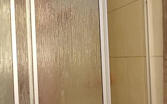 Prettypoison: Menikmati pepek saya juga.banyak masuk dan keluar dari mandi itik...