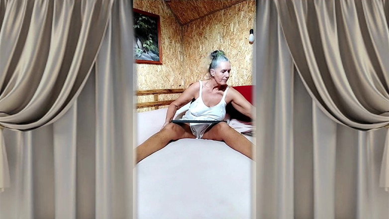 Lukerya: Ibu rumah tangga hot lukerya lagi asik muasin memeknya pakai...