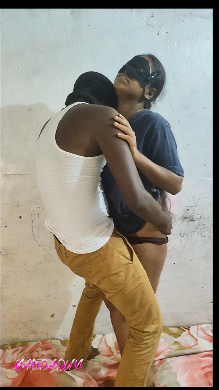 Mandadum: A venit la casa vecinului ei și el a futut-o.