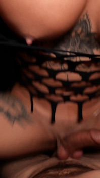 Mükemmel vücutlu minyon Asyalı ladyboy topunu kuru bırakıyor