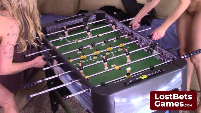Lost Bets Games: Två bästa vänner navigerar i detta komiska Strip Foosball-spel