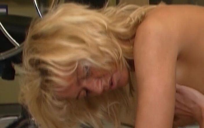 Deutsche Camgirls: Des blondes allemandes excitées font la meilleure action lesbienne de...