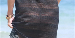 Natalie K: 해변을 따라 걸으며 드레스를 입고 팬티를 입지 않은 채 내 드레스를 벗다