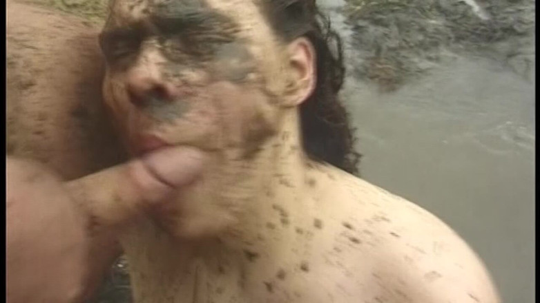 VELVET1984: Rijpe brunette milf wordt hard geneukt in modder