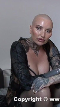 Hayley Hazard, cabeza calva, se folla a Andy Mann