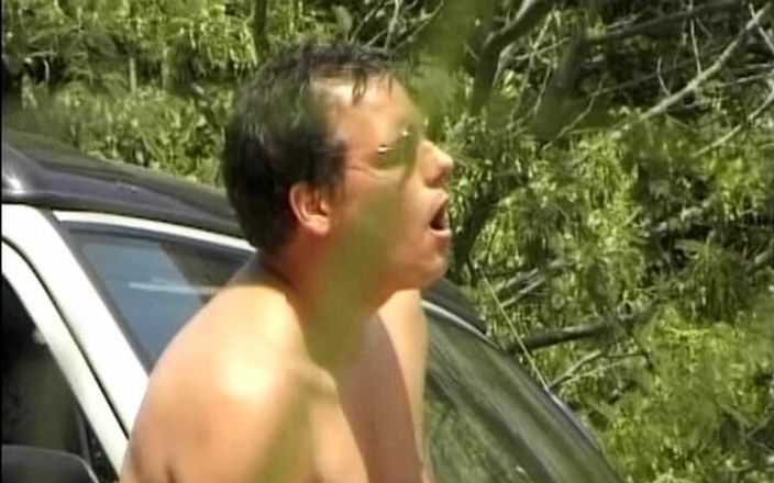 Porno kino: Pequeña alemana Bae deja que su amante golpee en el...