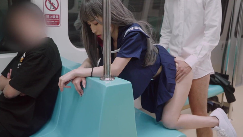 Asian Milfs n Teens: Čínská studentka byla ošukaná ve vlaku - Perv Milfs n Teens