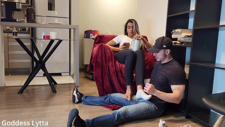 Queen Lytta ballbusting and cum lick: Zeița Lytta îi cere prietenului să-i venereze picioarele și să facă o...