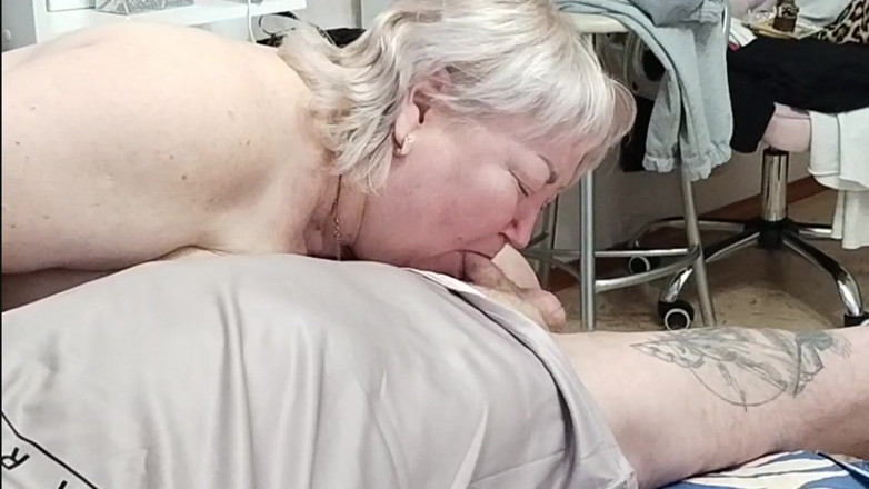 Zona901: Dziewczyna ssie i połyka spermę