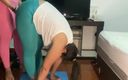 Zoe &amp; Melissa: Lesbische yoga-instructeur wil haar student neuken