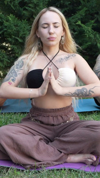 Yoga di luar ruangan bareng instruktur seks threesome
