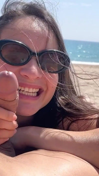 Fani podglądają mnie, gdy robię mu fellatio na publicznej plaży dla nudystów.