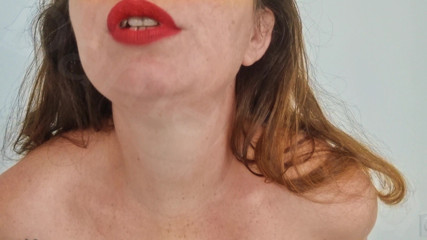 Dame Naila: Mijn borsten vernietigen je... En je krijgt nooit iets