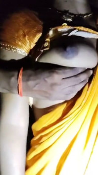 Sexy indická Kamwali Bai Romance ve žluté sárí