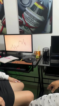 Vedo la mia sorellastra incinta stressata al lavoro quindi le do un delizioso cazzo
