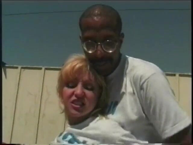 Hot and Wet: Une pute blonde suce et baise une énorme bite noire sur...