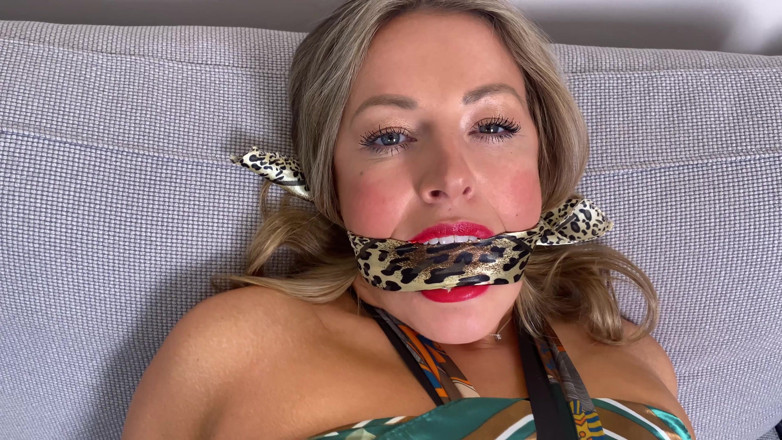 Latina Fetish: Brianna's eerste ervaring met satijnen &amp; zijden sjaals (4k)