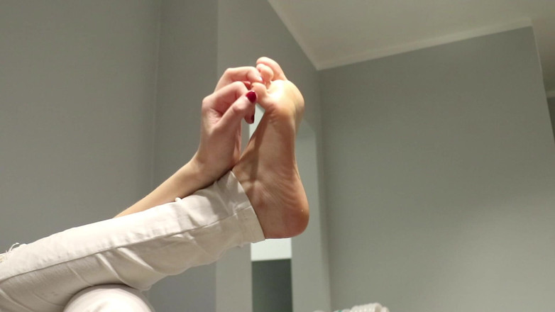 Anna Booty: Füße spielen beim fernsehen