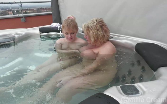Camilla Creampie Girls: Camilla và Anna Lynx trong bồn tắm nước nóng