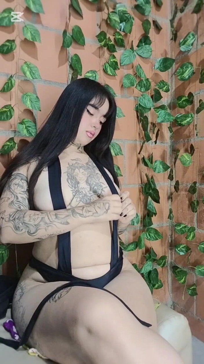 Dalyla: Camera de wed Frumoasa Grasă își masturbează vaginul delicios