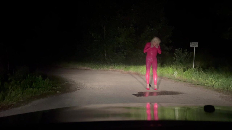PervyLara: Pisse en plein air dans un costume rose en caoutchouc...