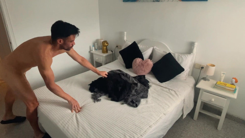 Paul Williams: Tiding a cama totalmente nua