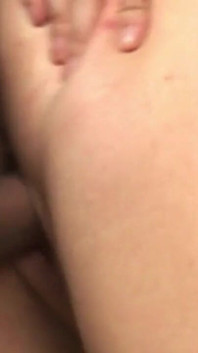 Diese schönheit hat schöne titten und süße muschi für grobes ficken