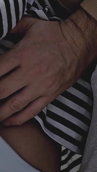 バスの中で、恥ずかしがらずに彼女の膣を指で愛撫し、パンティに射精する欲求不満な見知らぬ人に出会いました