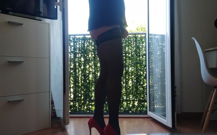 Morbosete000: À la fenêtre en lingerie et talons et plug anal