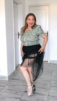 Calda MILF con grandi tette naturali scuotele