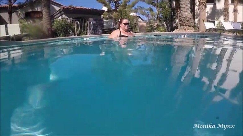 BBW Pleasures: プールの水面ビューを歩くSSBBW