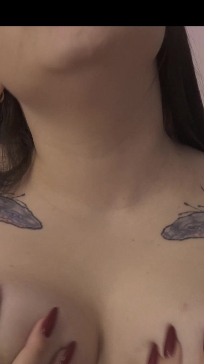 Polly Sweet: Göğüslerime bak!