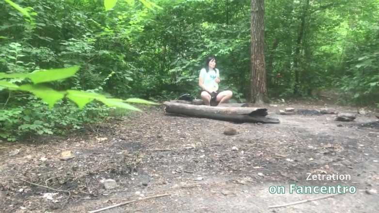 Zetration: वह जंगल में अपनी चूत को प्यारी काले बाल वाली चोदने लायक मम्मी को खुश कर रही है, और मैं चुपके से उसे देख रहा हूं!
