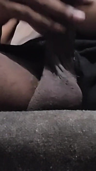 J’adore me faire sucer ma grosse bite noire, faire l’amour avec mon corps
