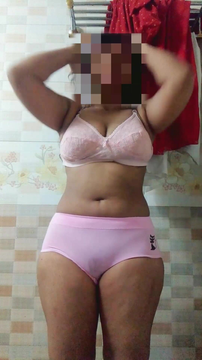 clubrealr: Mostrando peitos grandes e bunda de Tushi 03