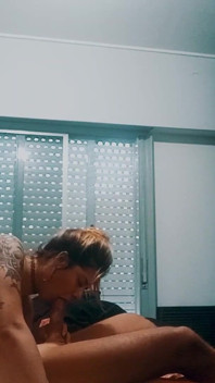 Styvfar och styvdotter bakom kamerorna. Så här görs en riktig porrfilm.