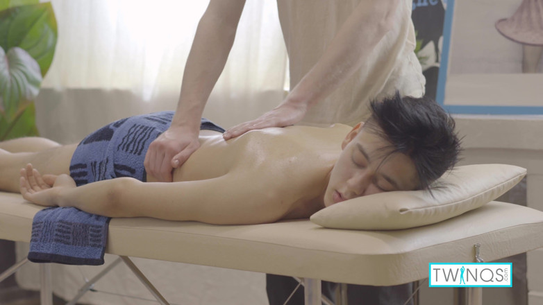 Twin Qs: Pretty boy Logan enjoys horny masseur Michael's thick cock!