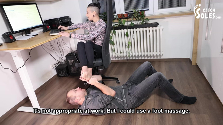 Czech Soles - foot fetish content: Melintasi Sempadan Fetish Kaki Di Tempat Kerja