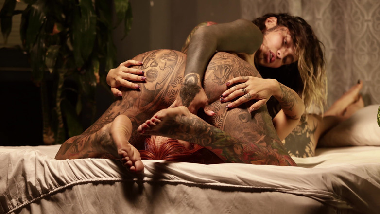 Lesbian porn: La Chica Tatuada Más Caliente Se Vuelve Loca Cuando Le...