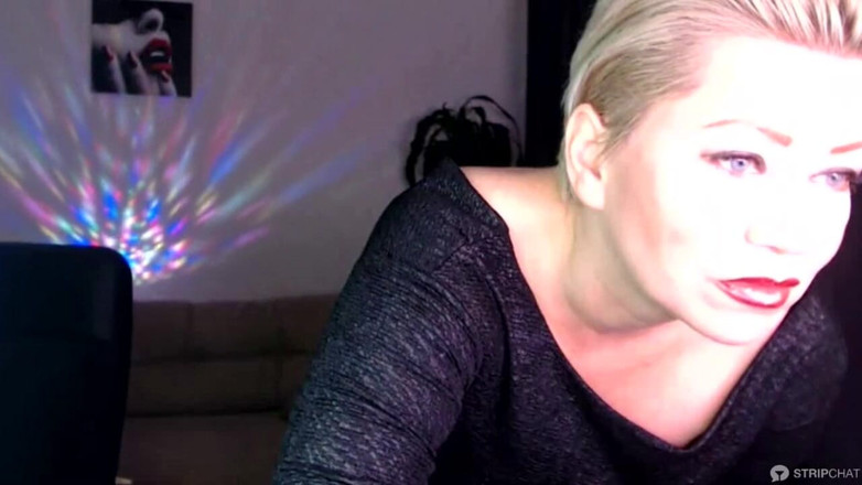 AimeeParadise: Divoká zralá čarodějnice AimeeParadise si roztrhá punčocháče a vášnivě stříká!