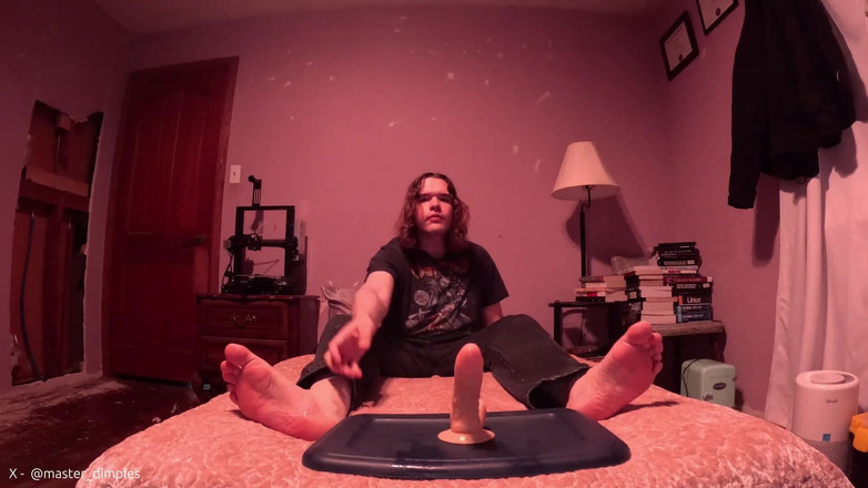 Mr Dimples: मैं अपने डिल्डो को पैरों से चुदाई देती हूं